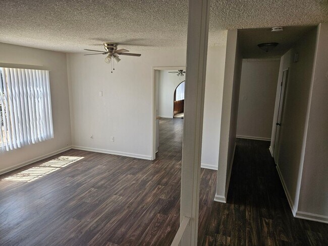 Building Photo - 4 Bedroom Home with 2 Car attached garage