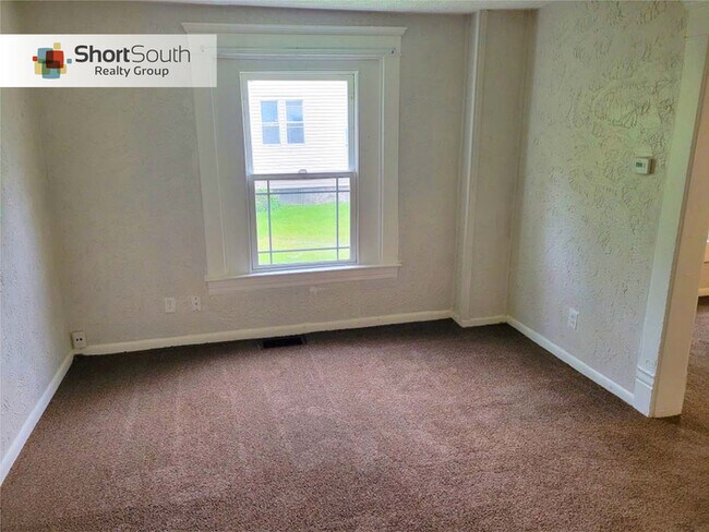 Building Photo - 4 Bedroom 1.5 Bath Single Family Home in L...