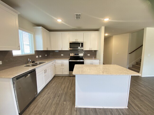 Foto del edificio - Immaculate 4-bedroom, 3-bathroom single fa...