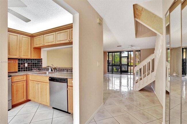 Building Photo - 4615 Carambola Cir S