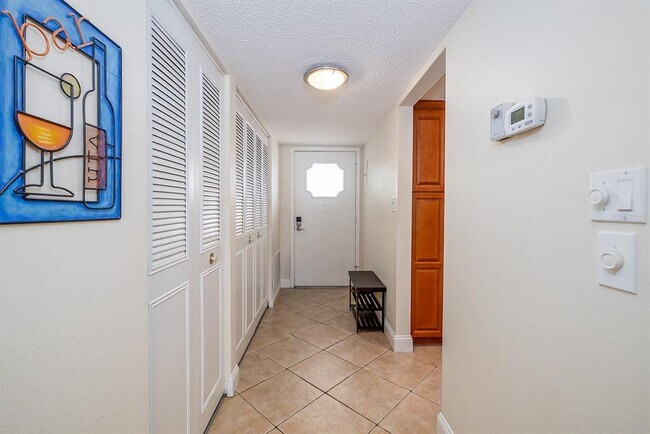 Foto del edificio - 325 Causeway N