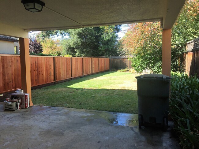 patio and yard - 523 S Murphy Ave