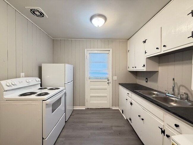 Building Photo - For Rent - 2 Bedroom Apartment Near Downto...