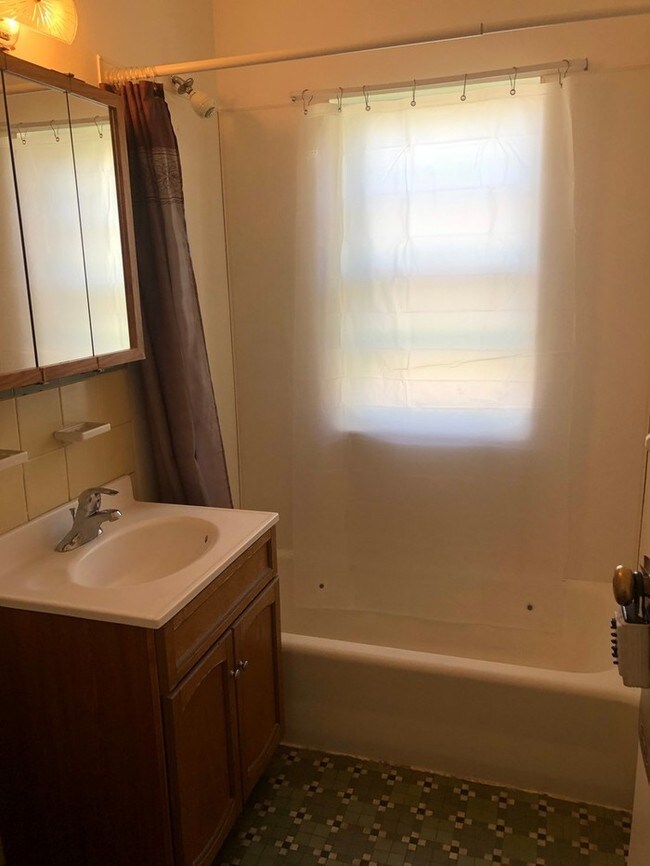 Building Photo - 1221 Main St