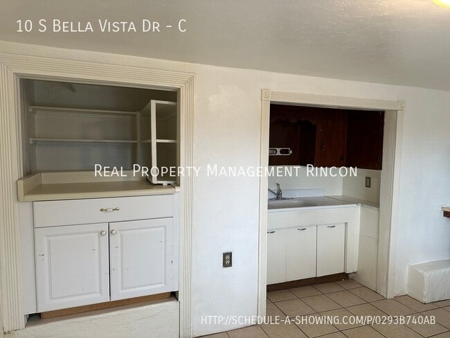 Building Photo - 2 Bedroom Mountainside Beauty!!