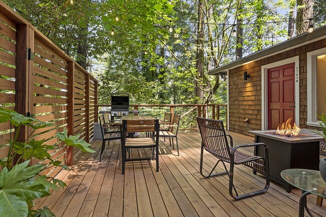 Building Photo - Fully Furnished hillside 30+ day stay home...