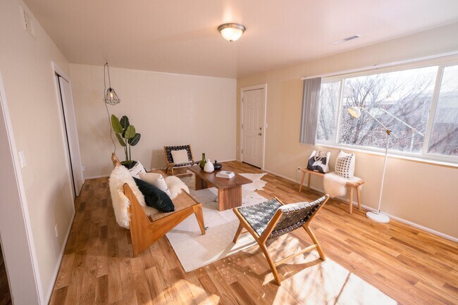 Building Photo - Beautiful Two Bed Apartment Close to Sugar House: Washer/Dryer and Parking Included!