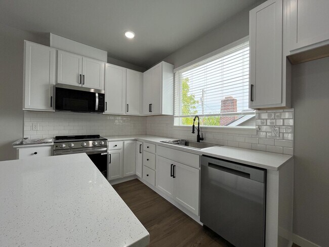 Foto del edificio - Luxury Living with Granite Counters & Stai...