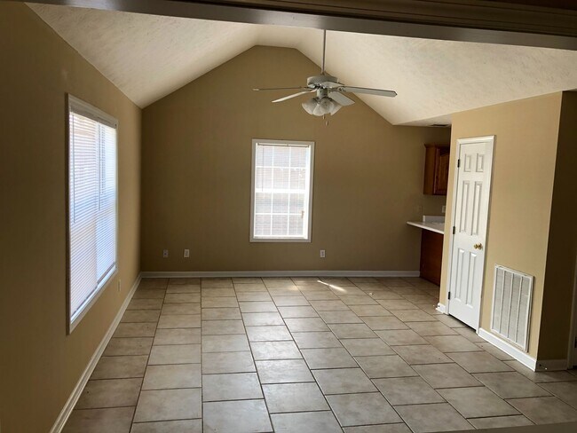 Foto del edificio - 3B/3B Townhome With A Fenced Yard Available Fall 2026!