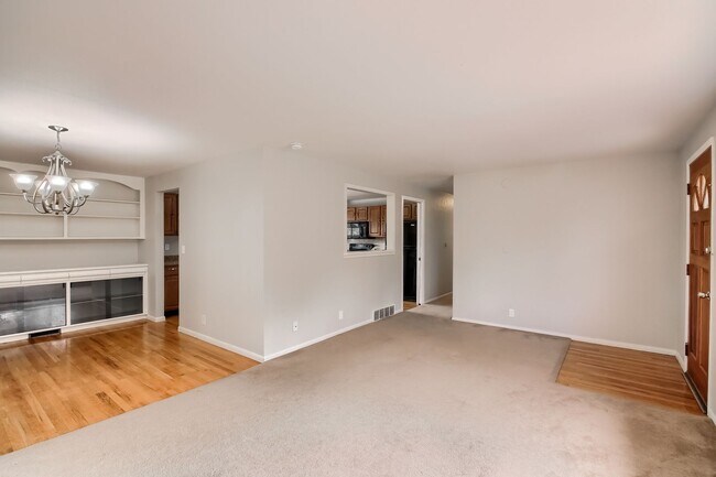 Building Photo - 3 Bedroom duplex in Littleton