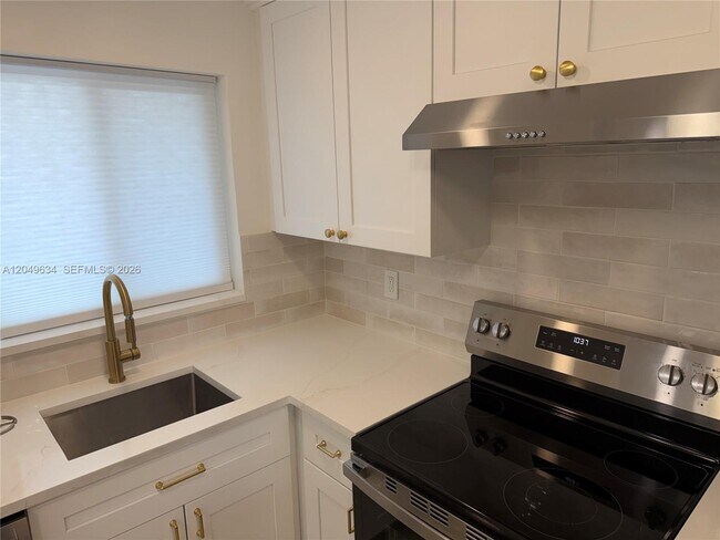 Foto del edificio - 8135 Sunrise Lakes Blvd