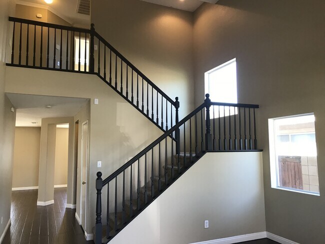 Foto del edificio - 4 Bedroom, 2.5 Bathroom House with Yard in...