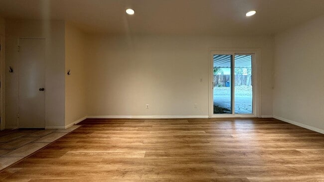 Building Photo - 3 Bedroom 2 Bathroom Home w/RV Parking In ...