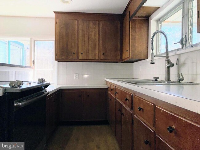 Foto del edificio - 145 Oak Ln