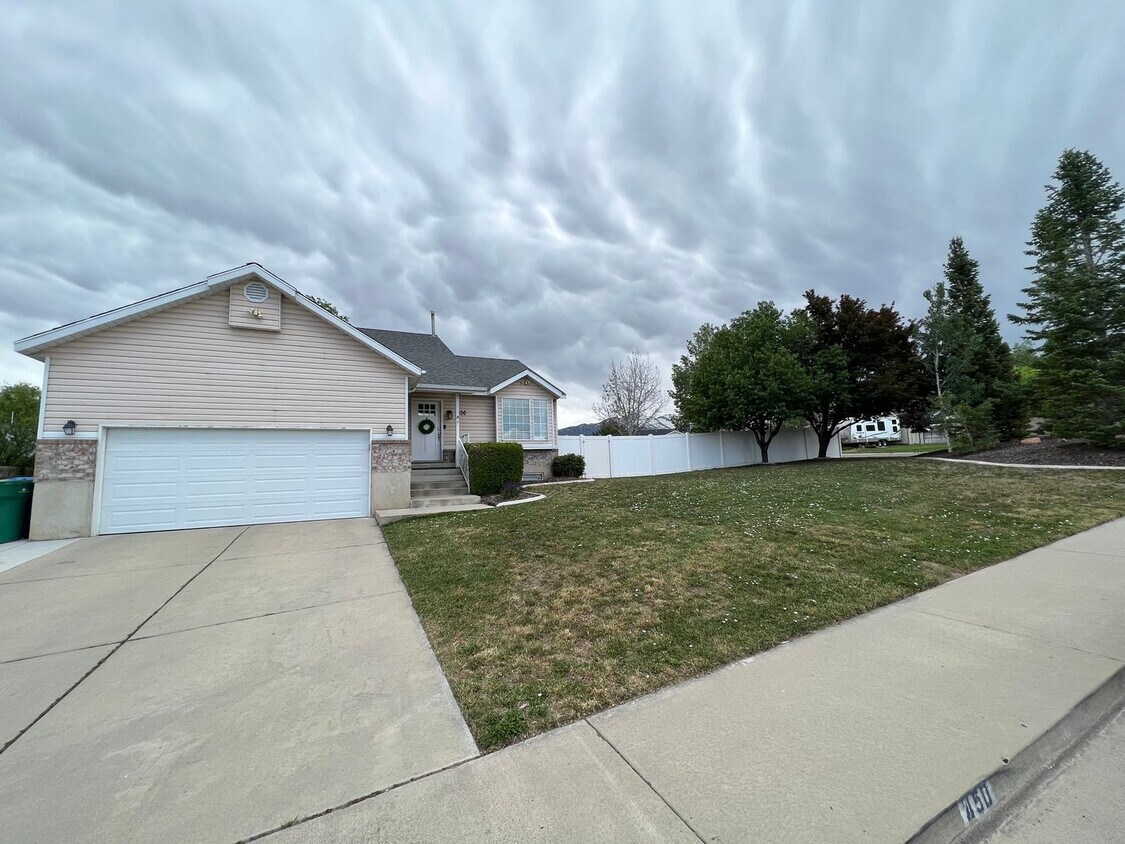 Primary Photo - Fully Furnished 5 Bed/3 Bath in Lehi