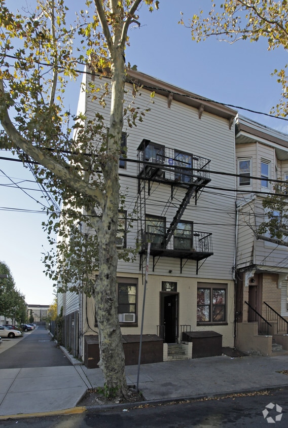 Primary Photo - 31 Emerson Ave