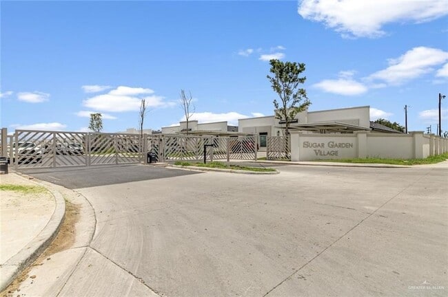 Building Photo - 901 Sugar Gdn Dr