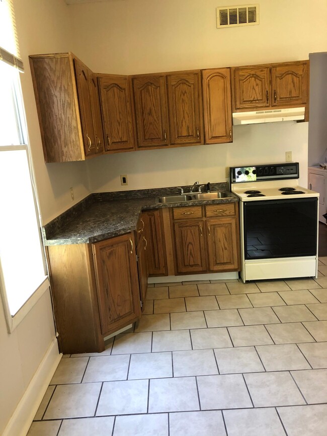 Building Photo - 637 E Ormsby Ave