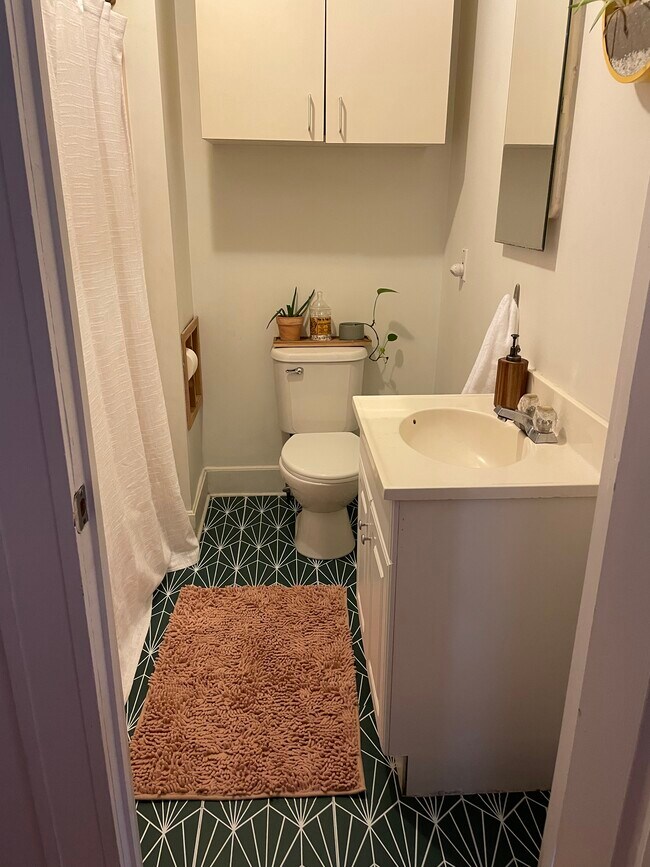 Full Bath on 1st Fl - 3528 Keswick Rd