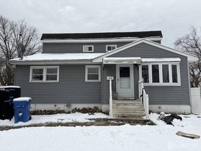 Building Photo - 162 Holly St