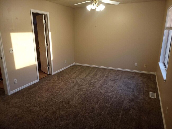 Dormitorio principal con puerta al baño - 842 E 760 N