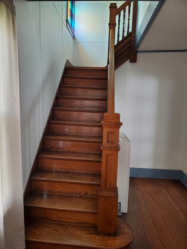 Escalera al segundo piso - 507 W Mahoning St
