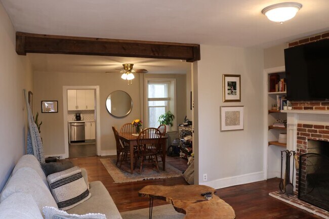 Open concept living space - 168 Dupont St