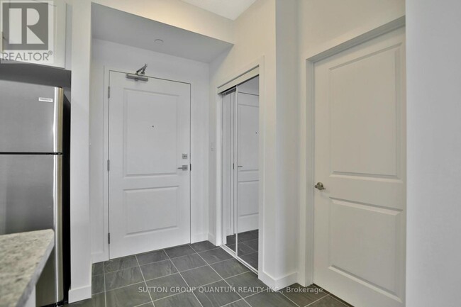 Building Photo - 101-101 Shoreview Pl
