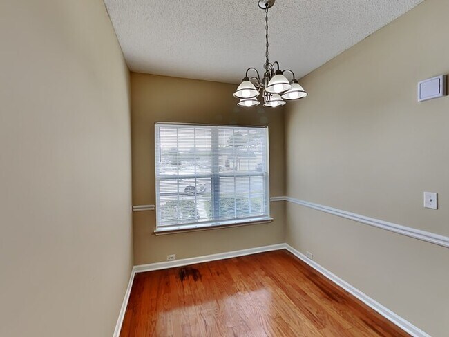 Building Photo - One Month Free Rent! Great 3 bedroom home ...
