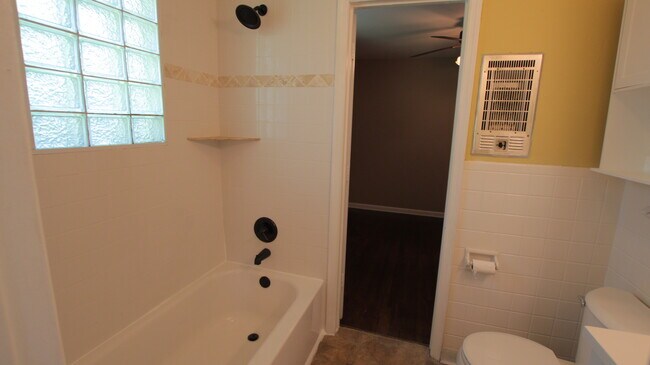 Baño - 2425 Chapel Avenue