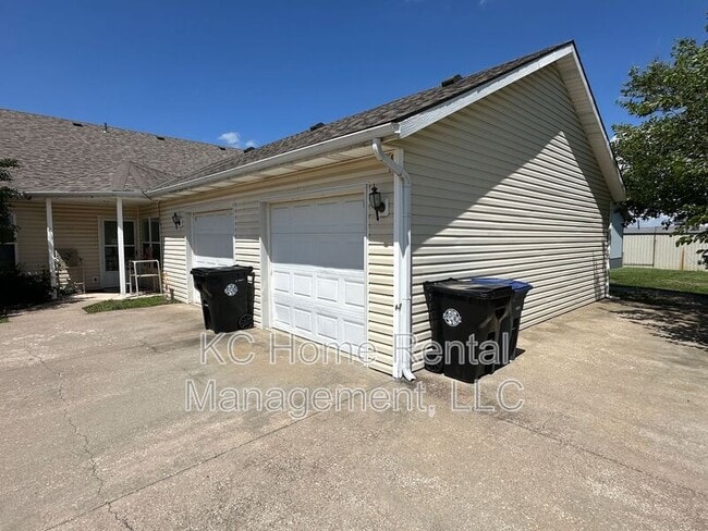 Building Photo - 2126 Highridge Dr