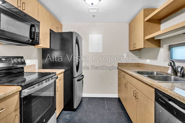 Building Photo - 425 W Beech St