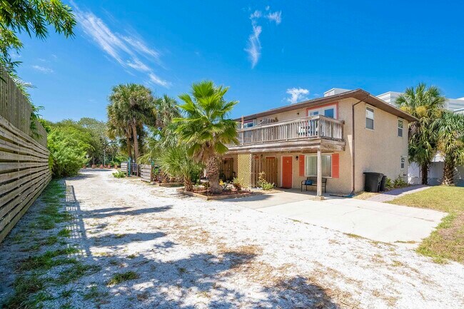 Building Photo - 2770 Loja St