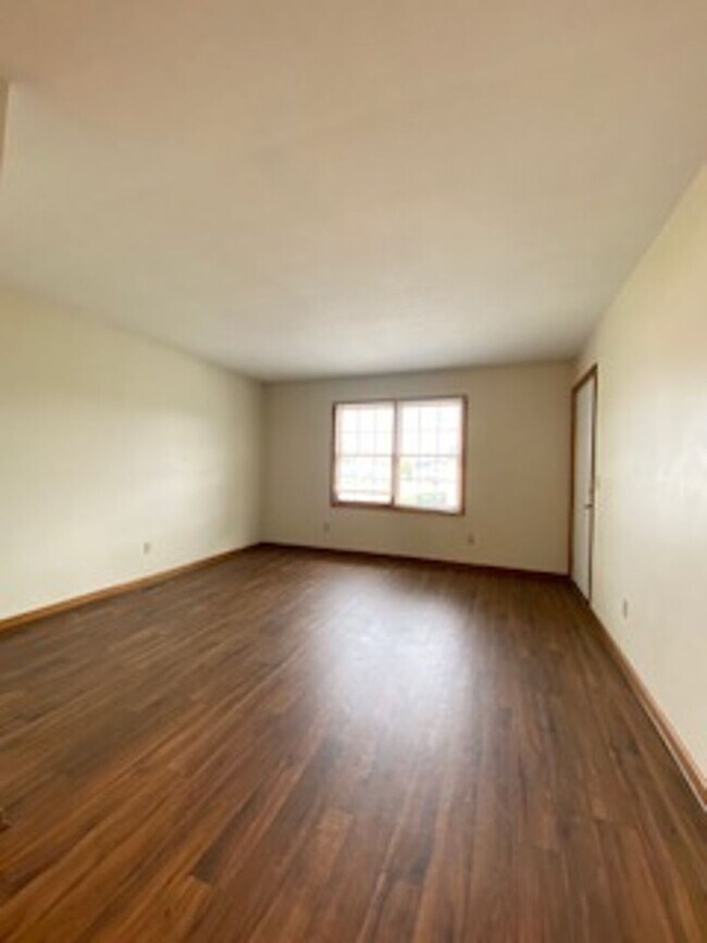 Building Photo - 204 Stonewall Ct