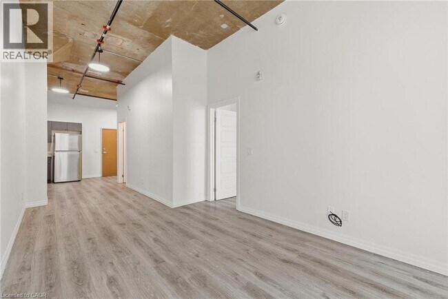 Photo du bâtiment - 30 Duke St W