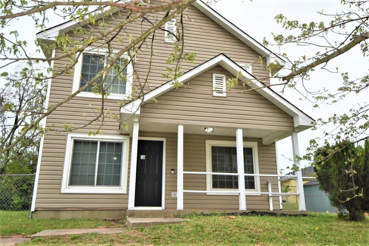 Primary Photo - 10 Edgemont Ln
