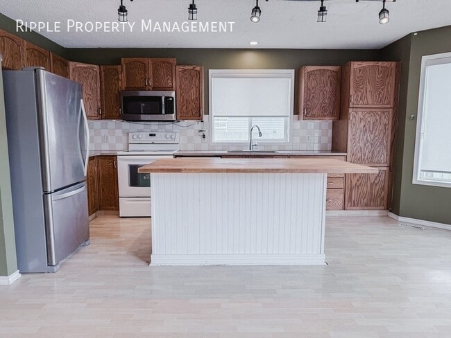 Building Photo - AMAZING 3 BEDS, 2.5 BATHS UPPER UNIT | Double Detached Garage & Private Backyard