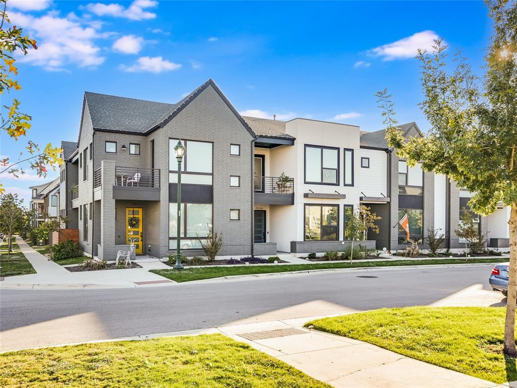 Foto principal - 2609 Robert Browning St