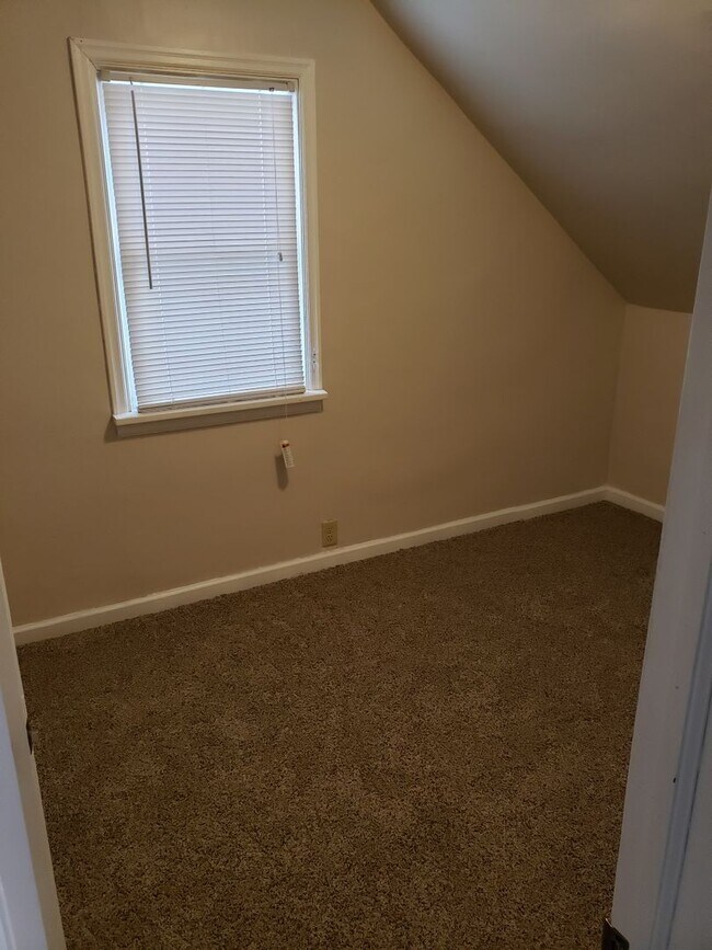 Foto del edificio - 2 bed 1 bath upper unit in duplex