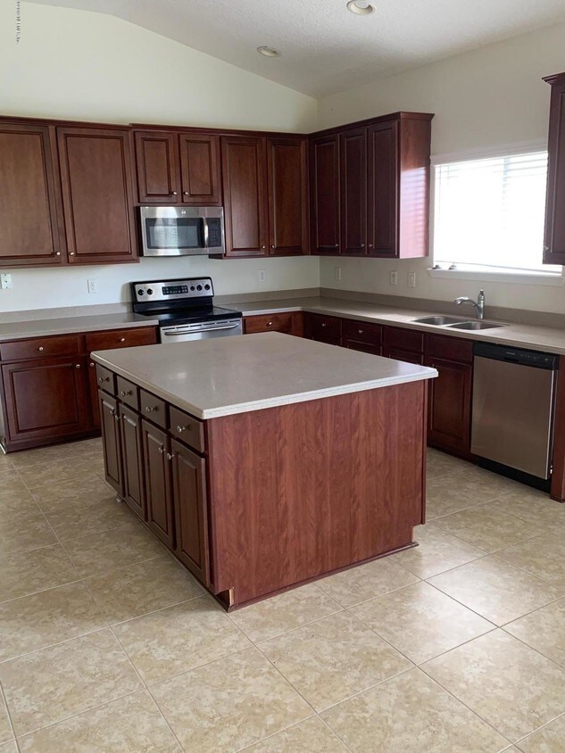 8375 Highgate Dr, Jacksonville, FL 32216 House for Rent in