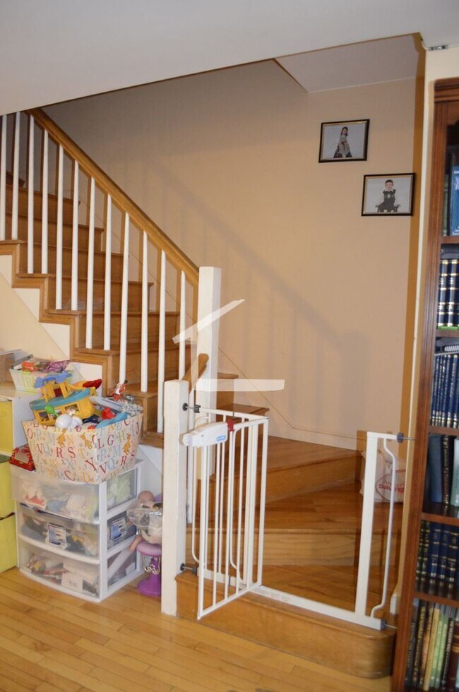 Building Photo - BIG 3 BED/2.5 BATH TOWNHOUSE W/ CENTRAL AI...