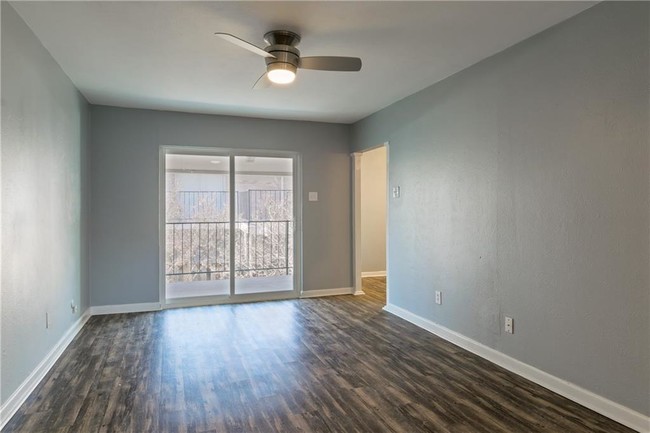 Foto del edificio - 15919 Coolwood Dr