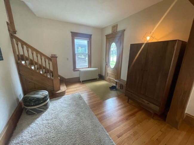 Building Photo - Beautiful, Charming and Well Maintained Fo...