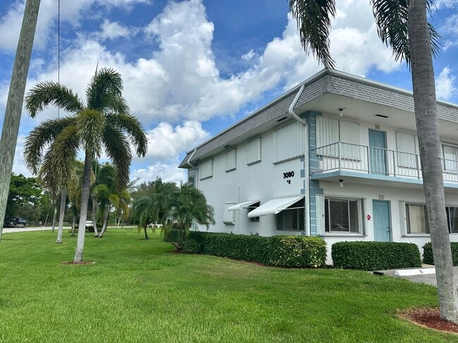 Foto del edificio - 3080 Lake Osborne Dr