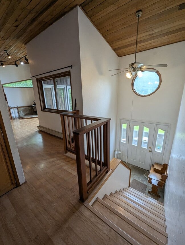 Building Photo - 2 bed/2.5 bath single family home w/ bonus...