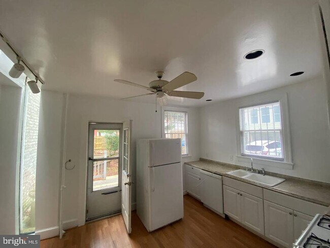 Foto del edificio - 1713 Kilbourne Pl NW