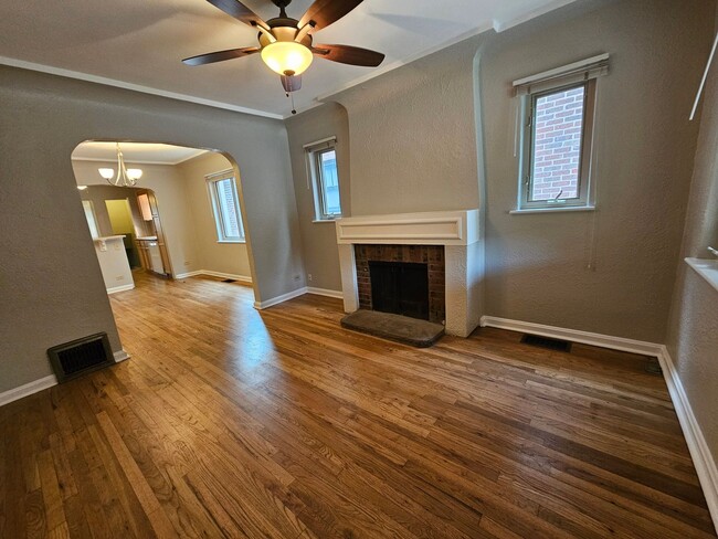 Building Photo - Alamo Placita Adorable 3 Bed 2 Bath Bungalow w/ CACH, Garage, Fenced Yard & More