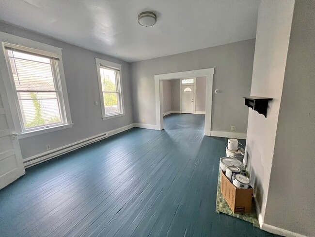 Building Photo - Large Remodeled 3 bed 1.5 Bath Home with O...