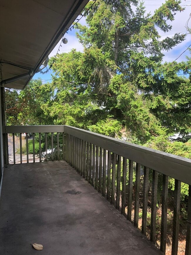 Building Photo - 465 Winslow Way E