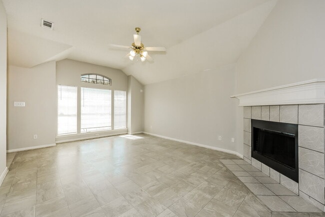 Foto del edificio - 5017 Eastcreek Dr